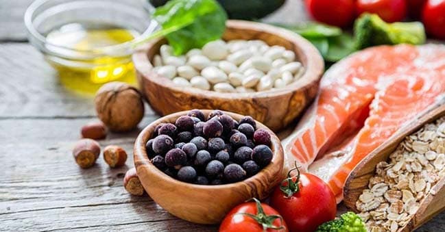 أطعمة ترفع الكوليسترول وأخرى تساعد على التخلص منه