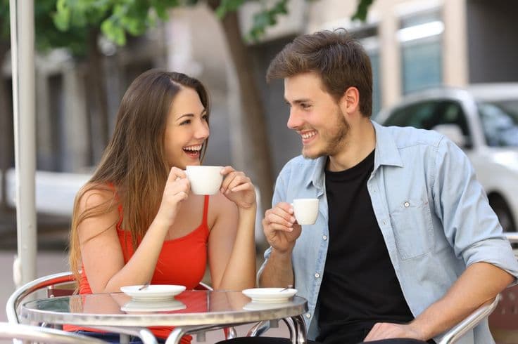 20 موضوعًا للحديث عنها مع النساء من شأنها إثارة محادثات رائعة