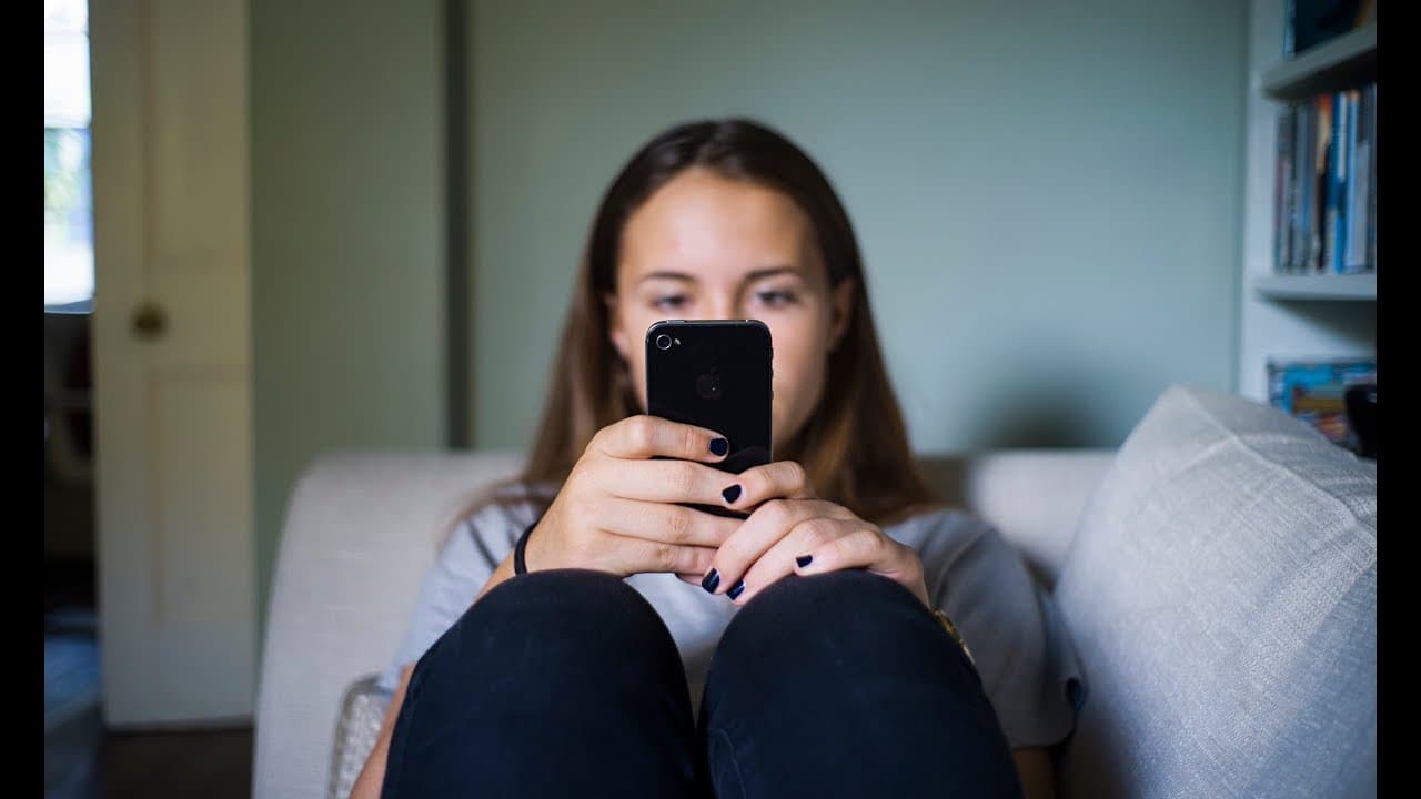 هذا هو السبب الذي يجعل حبيبك لا يرد على رسائلك ، وفقًا لعلم النفس