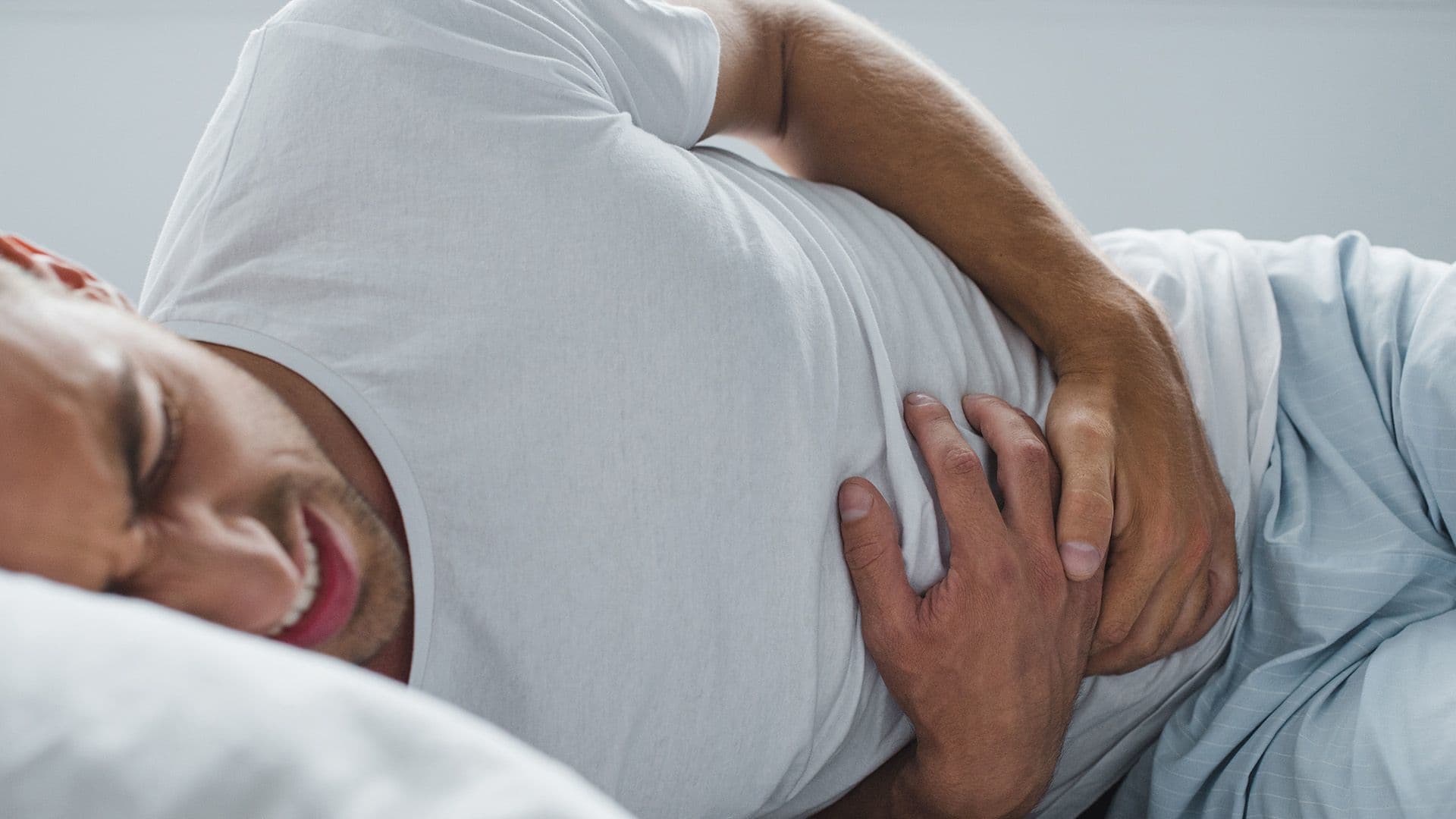 آلام البطن: الأعراض، الأسباب، والعوامل المؤثرة - دليل شامل