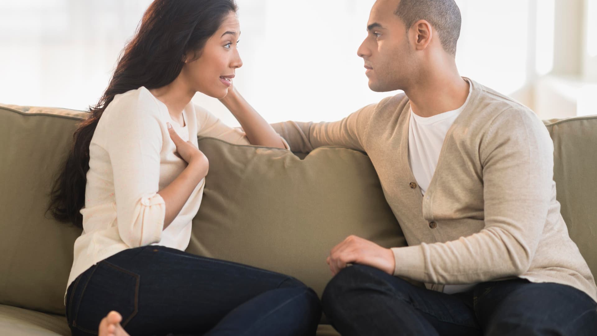 مواضيع تتكلم فيها مع حبيبتك: دليلك الشامل للحوار الرومانسي