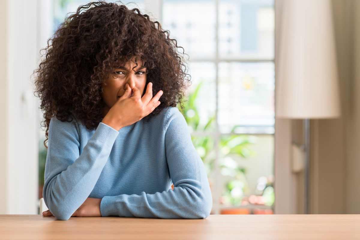 لماذا تكون رائحة البول كريهة؟ الأسباب والحلول الفعالة